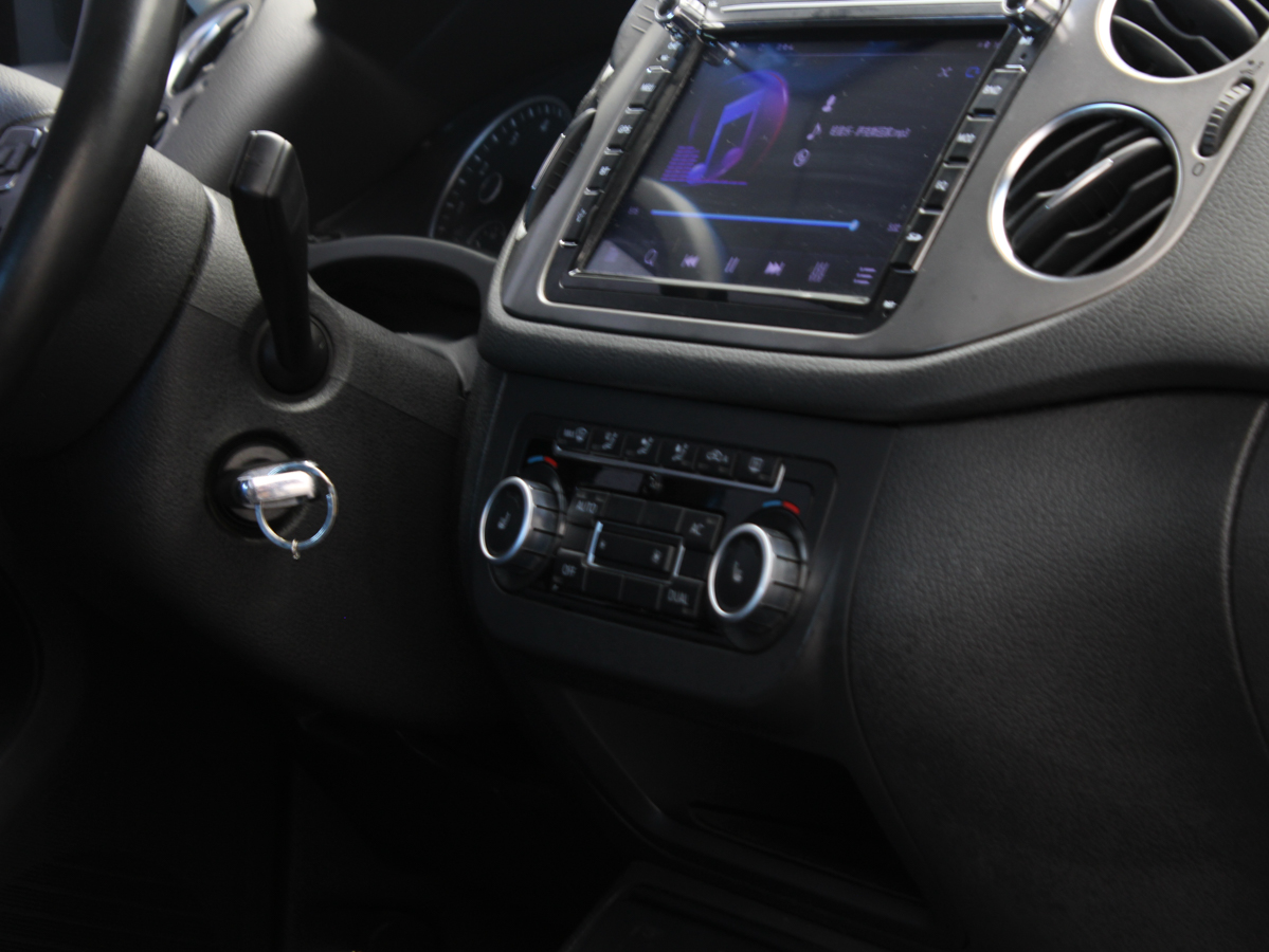 VOLKSWAGEN TIGUAN 2011