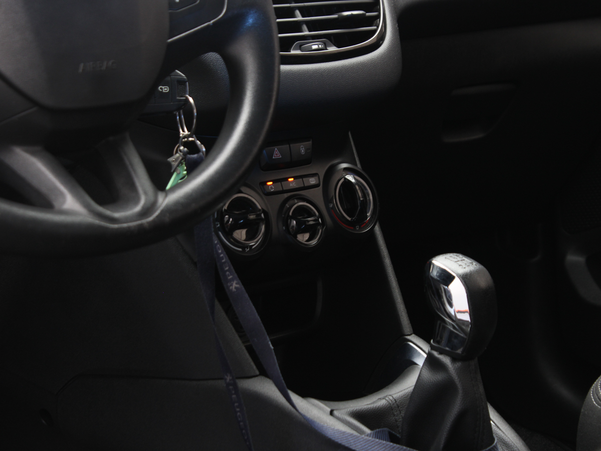 PEUGEOT 208 ACTIVE 2014