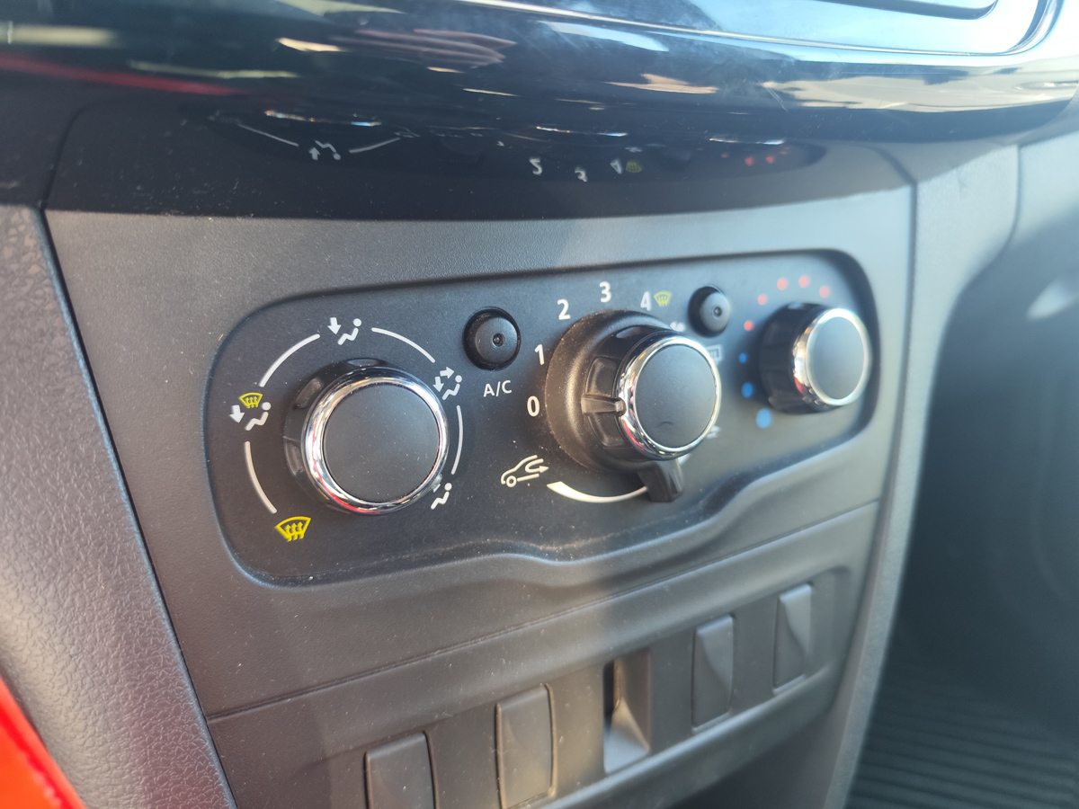 RENAULT LOGAN LIFE 2020