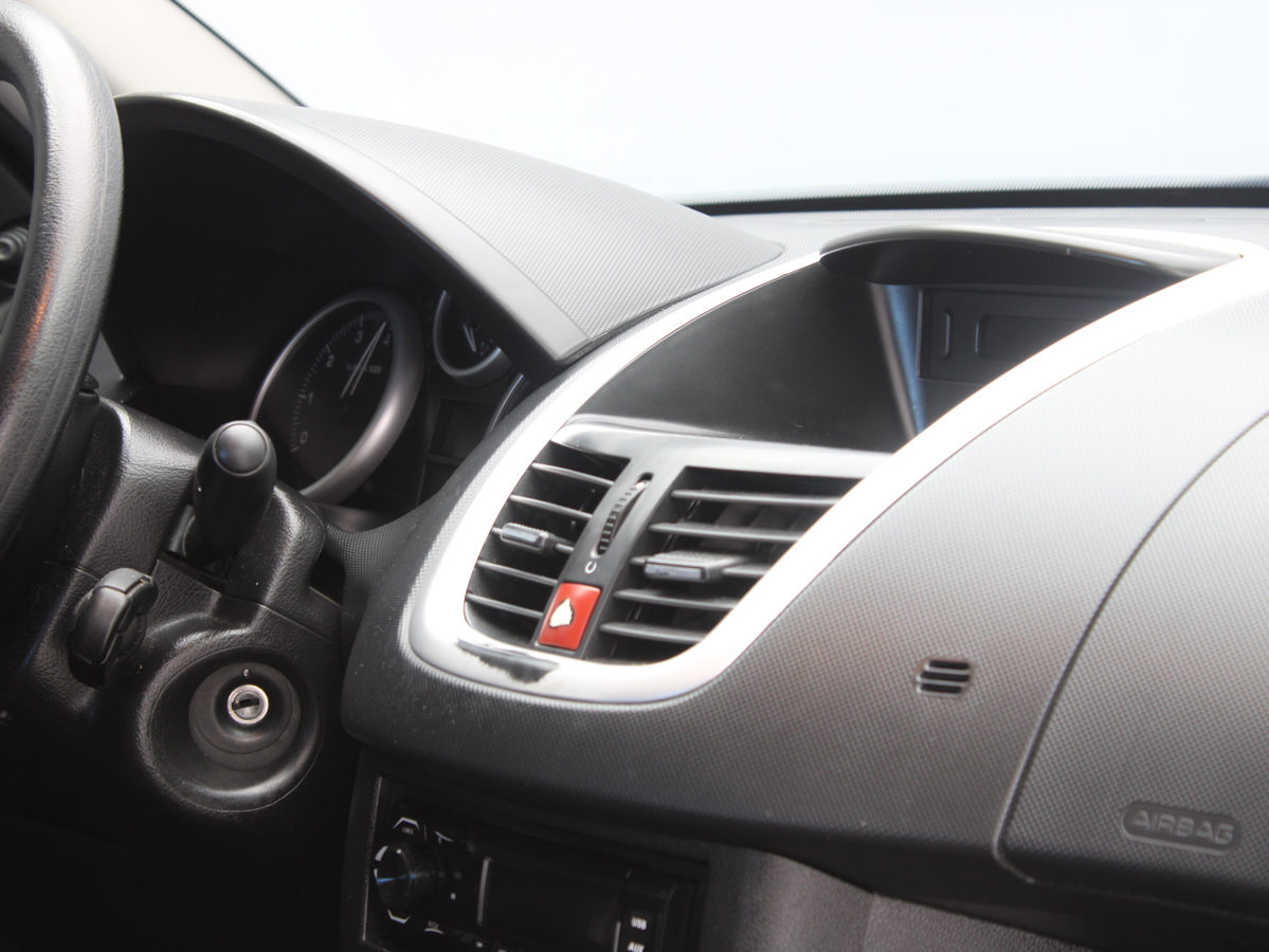 PEUGEOT 207 2012