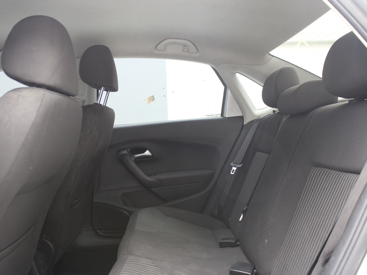 VOLKSWAGEN POLO 2015