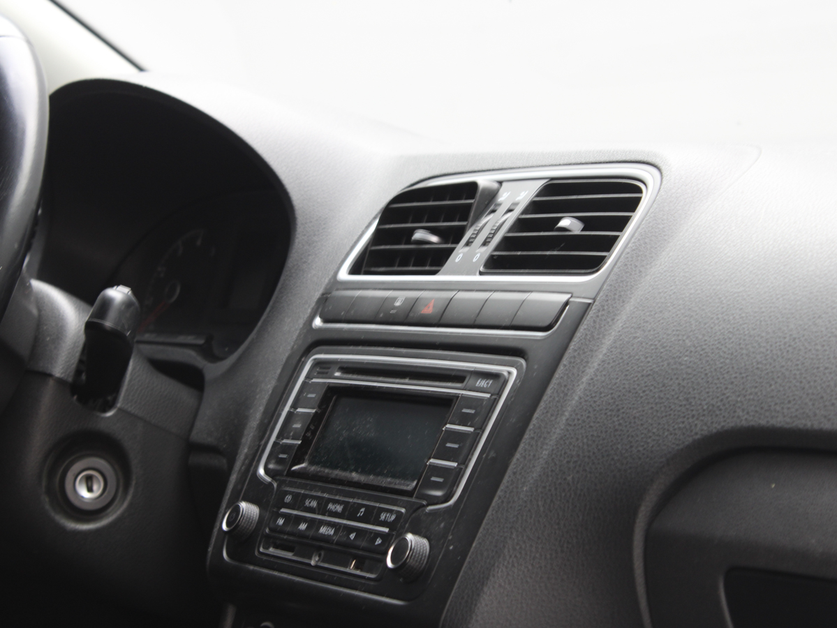VOLKSWAGEN POLO 2015
