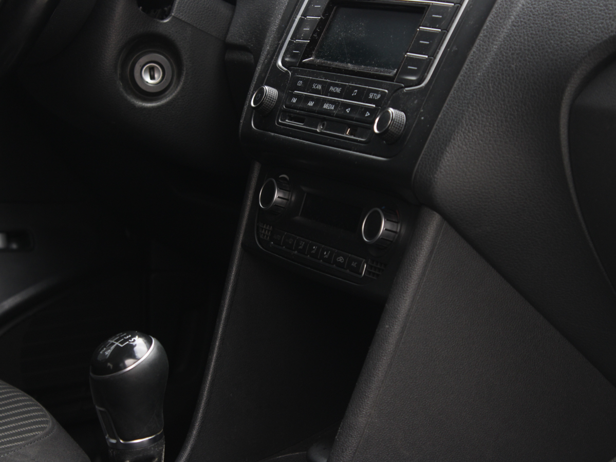 VOLKSWAGEN POLO 2015